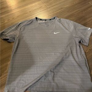 Nike Men's Heathered Gray Short Sleeve Tee